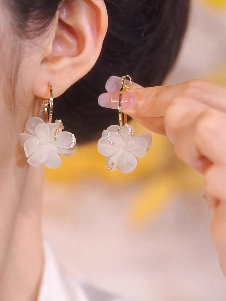 Fashionable And Unique White Flower Earrings For Women