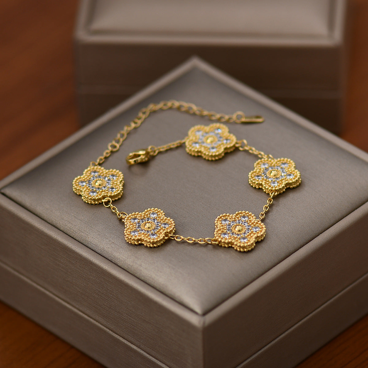 Fashionable Zircon Inlaid Hand Jewelry For Women Popular Love Four-leaf Clover Five-Flower Bracelet