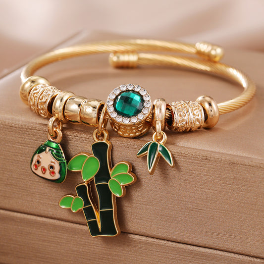Pulsera abierta de acero inoxidable dorado con colgante de bambú con forma de bola de masa de arroz verde