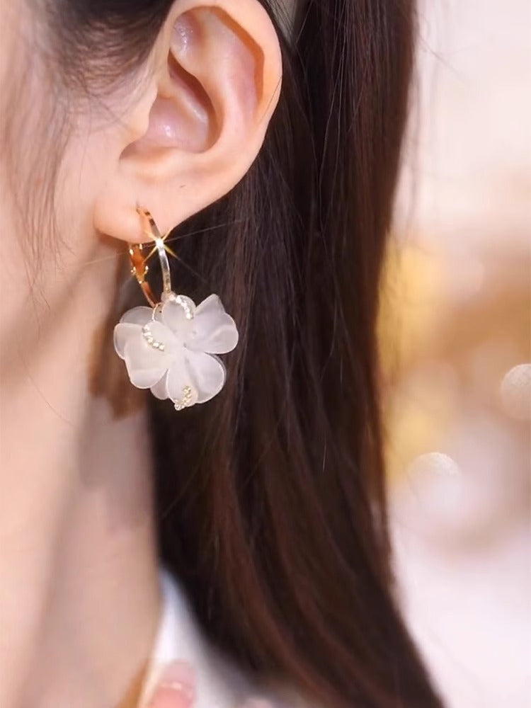 Fashionable And Unique White Flower Earrings For Women