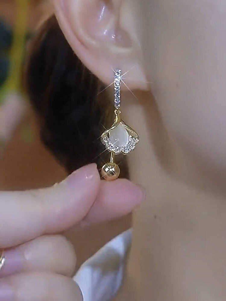 Fashionable And Elegant Cat's Eye Ginkgo Leaf Earrings