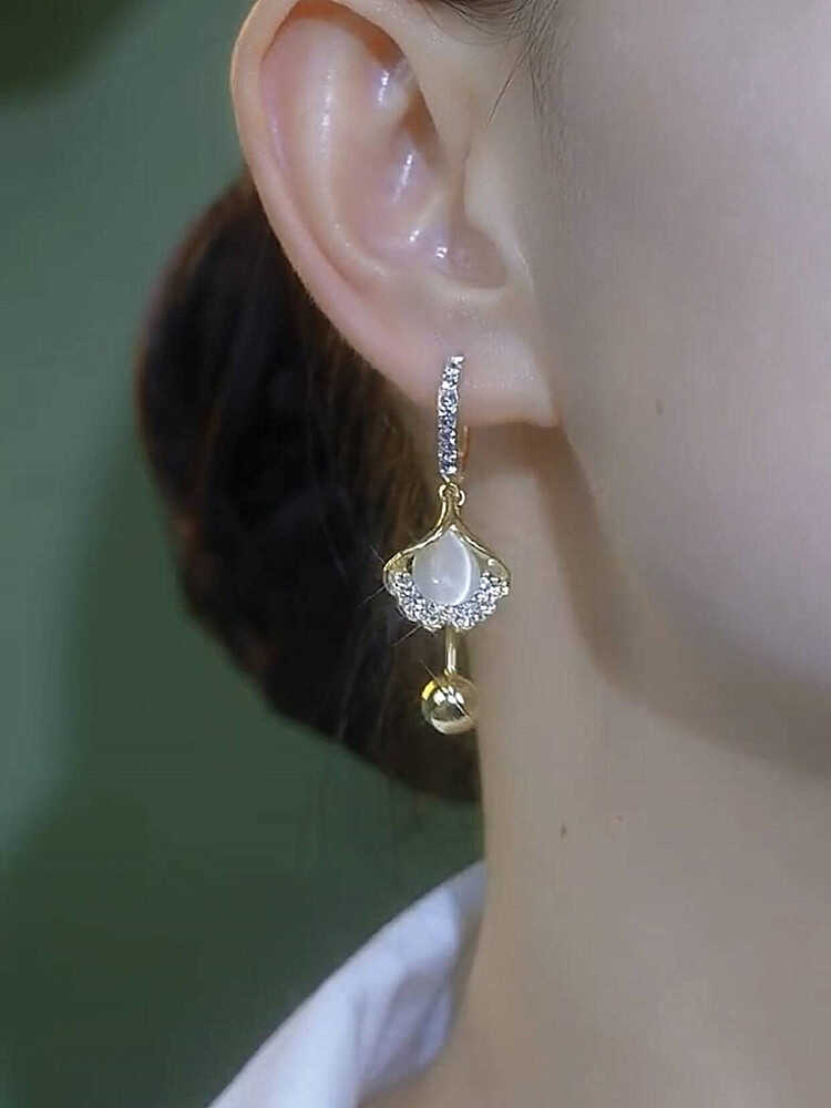 Fashionable And Elegant Cat's Eye Ginkgo Leaf Earrings
