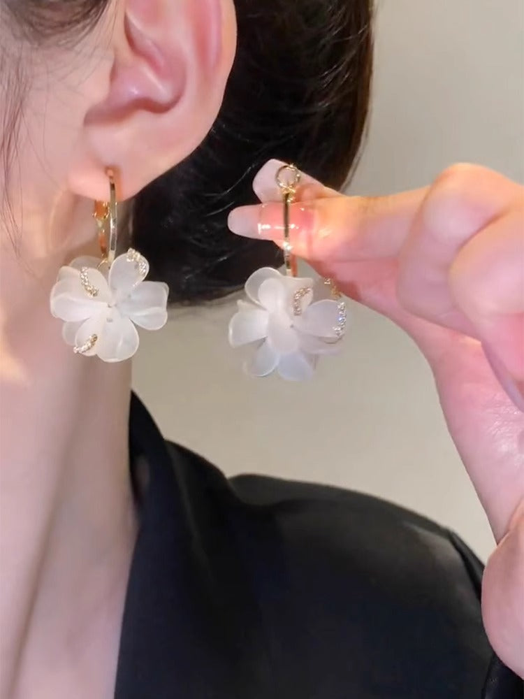Fashionable And Unique White Flower Earrings For Women