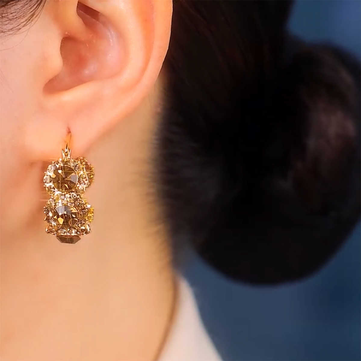 Pendientes retro con incrustaciones de diamantes de circonita color café