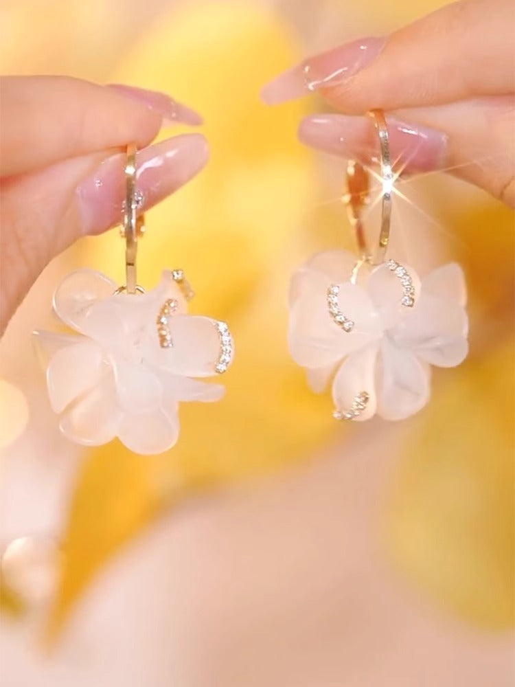 Fashionable And Unique White Flower Earrings For Women