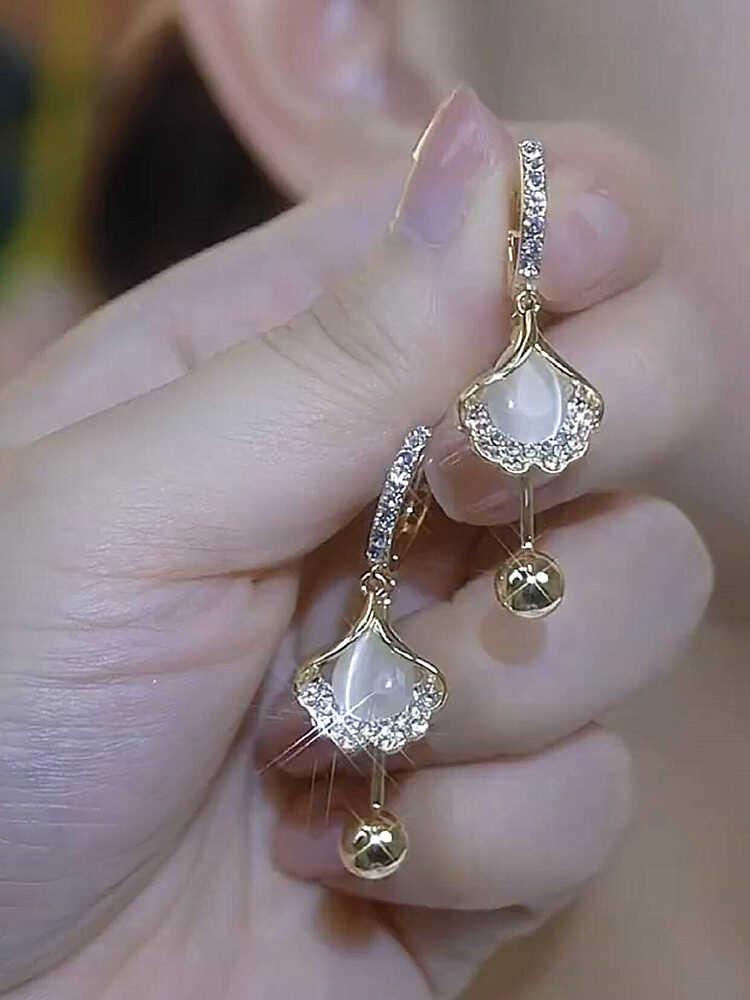 Fashionable And Elegant Cat's Eye Ginkgo Leaf Earrings