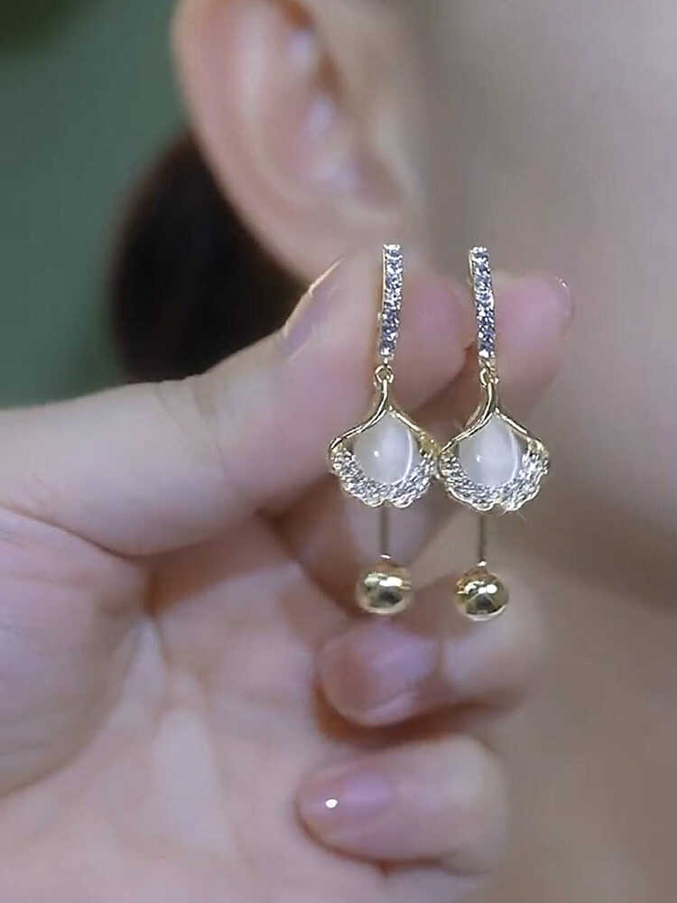 Fashionable And Elegant Cat's Eye Ginkgo Leaf Earrings