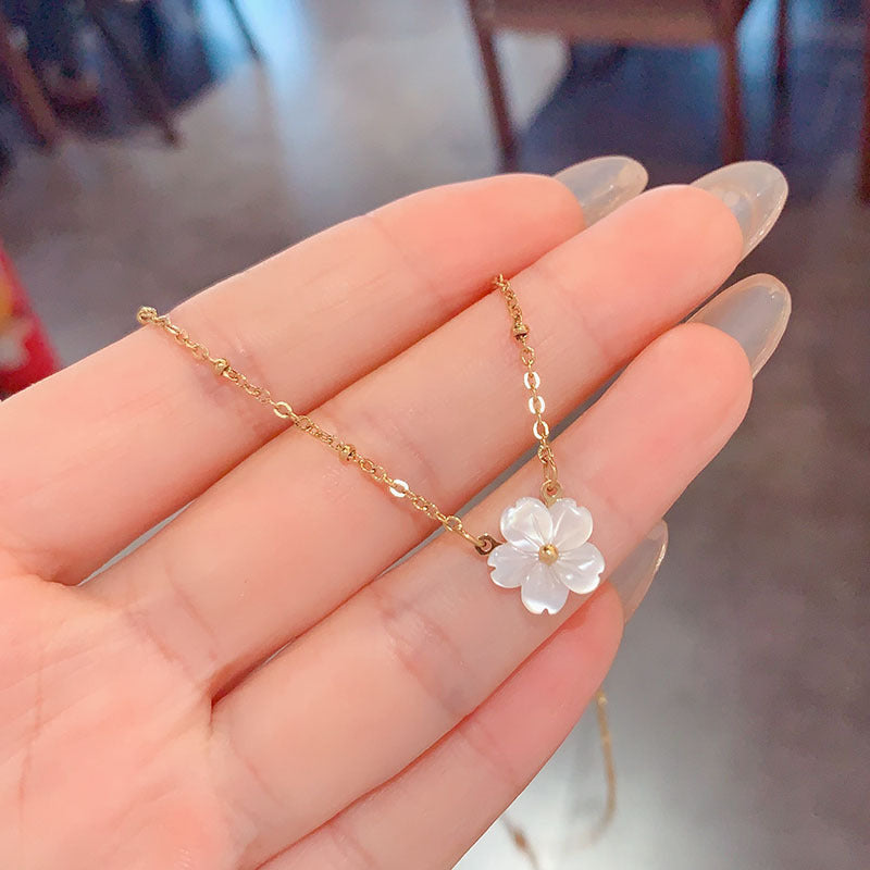 Light Luxury Temperament Mother-Of-Pearl Flower Necklace Female Fashion Simple Bone Chain