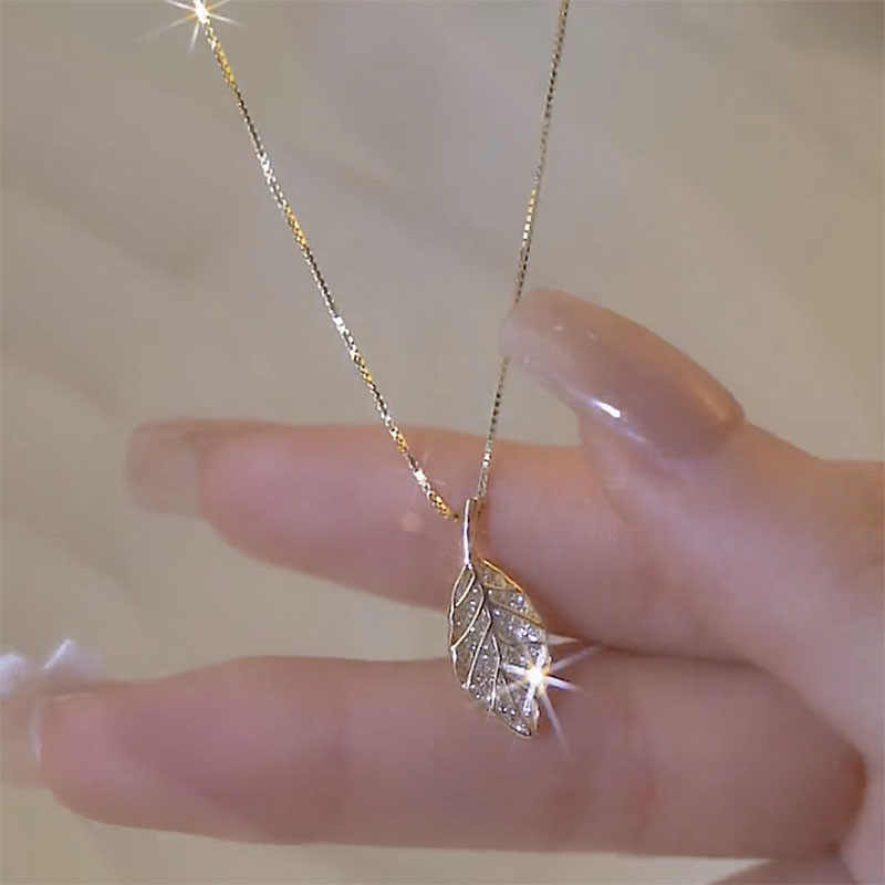 Light Luxury, Niche, and Sophisticated Leaf Choker Necklace for Women
