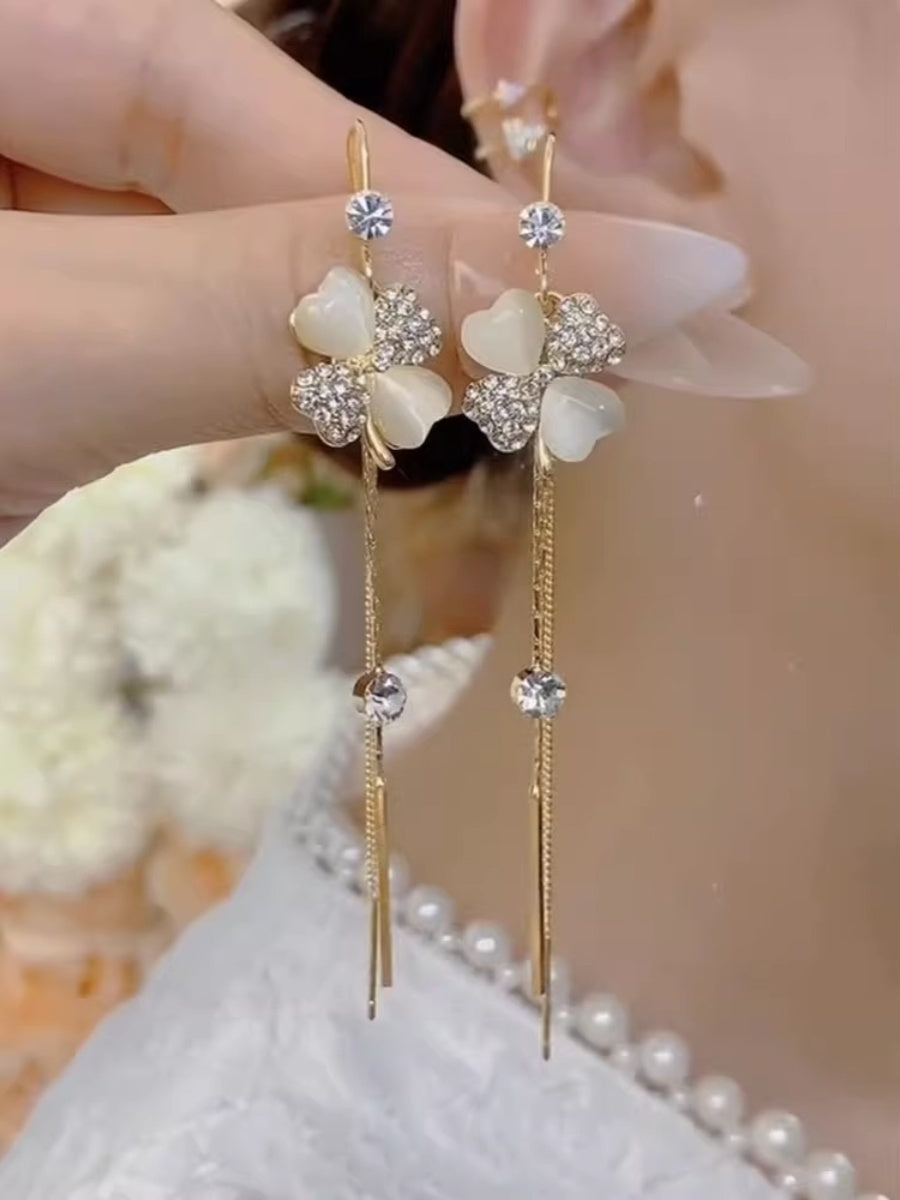 Pendientes largos con borlas de trébol de cuatro hojas