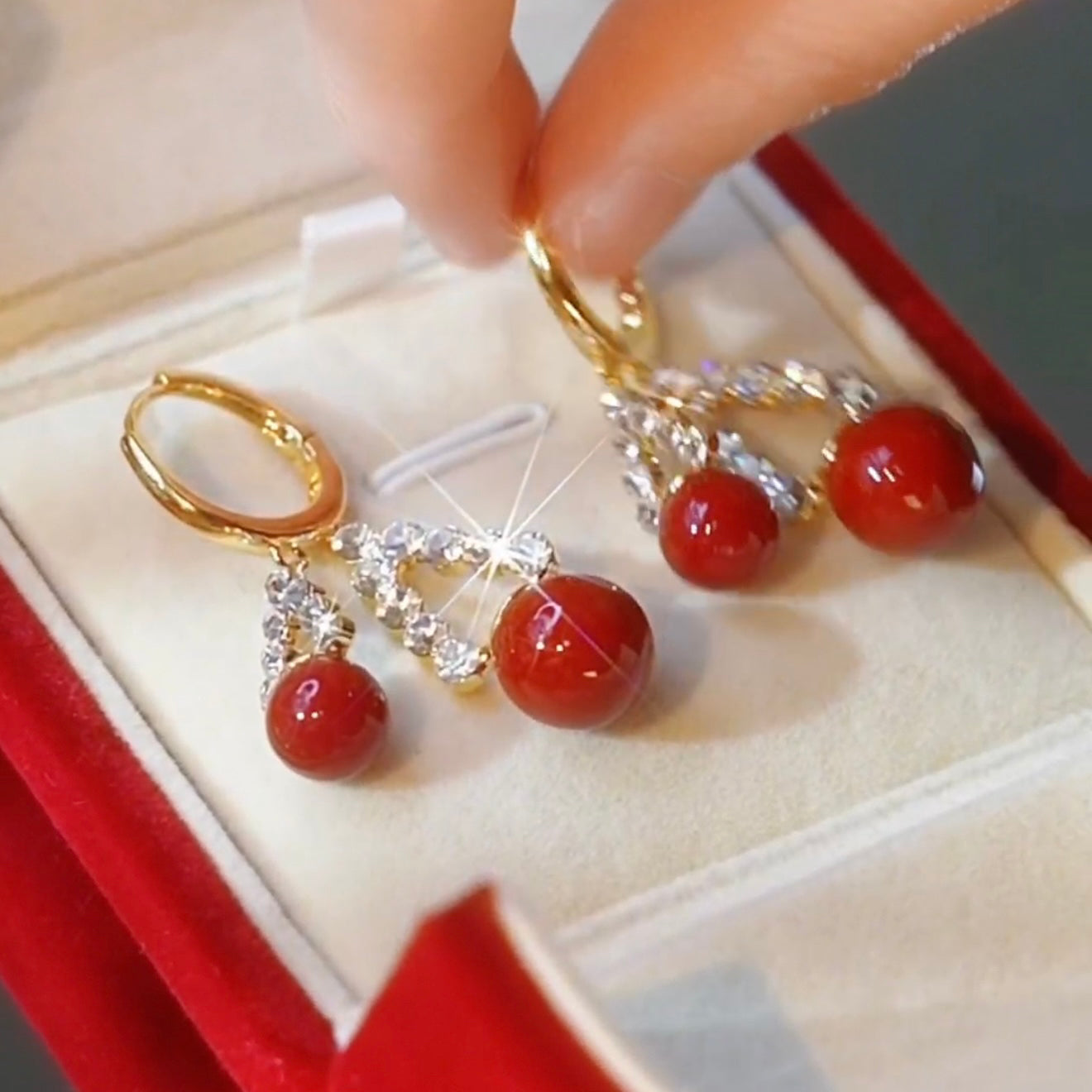 Fashionable And Elegant Diamond-Studded Red Pearl Earrings