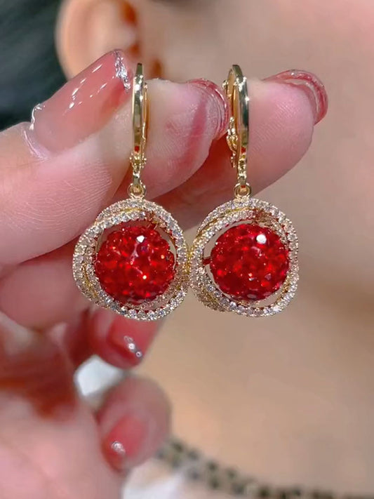 Pendientes de bola de diamante rojo envueltos en diamantes