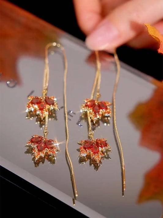 Pendientes largos de hoja de arce de dos hojas con borlas