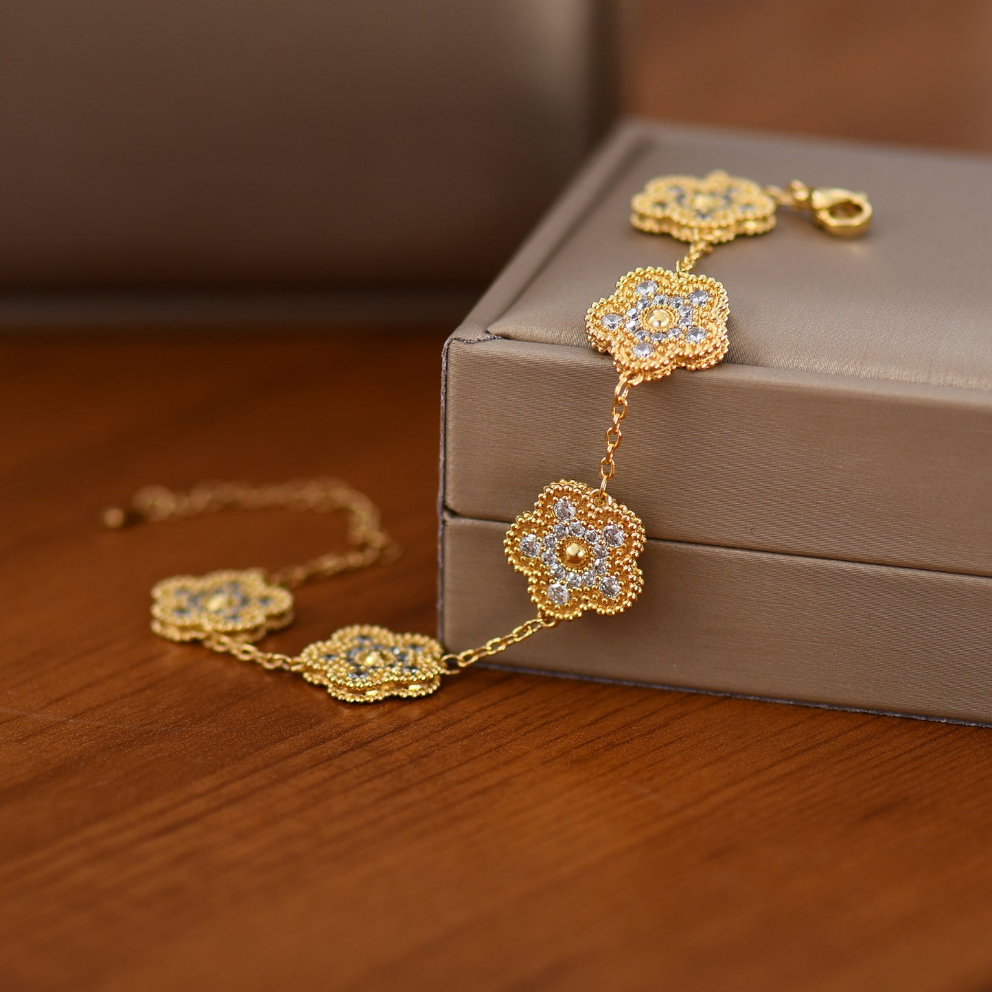 Modischer Zirkon eingelegter Handschmuck für Frauen Beliebtes Liebesarmband mit vierblättrigem Kleeblatt und fünf Blumen