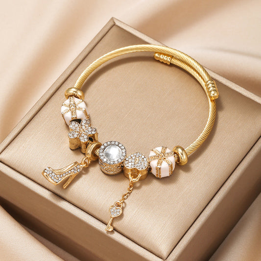 Pulsera de acero inoxidable y titanio con dije de candado de amor y tacones altos
