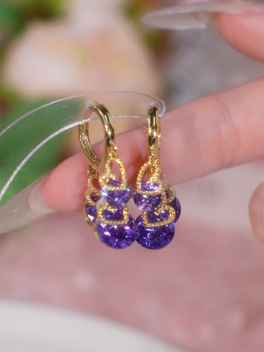 Pendientes de gota de agua con el mensaje "Three Lives Three Worlds Love" en color morado para mujer