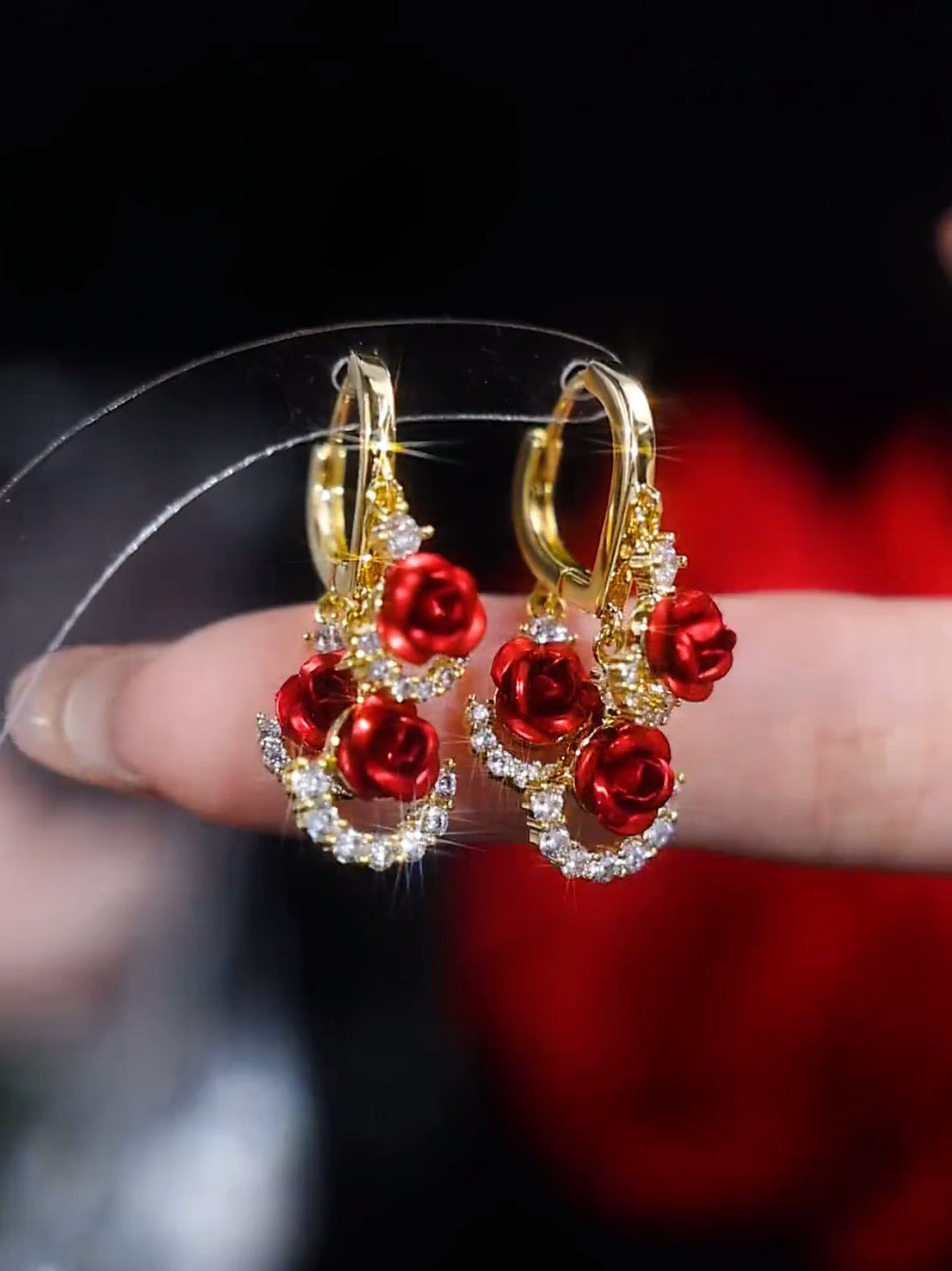 Exquisite funkelnde rote Rosenohrringe Damenaccessoires