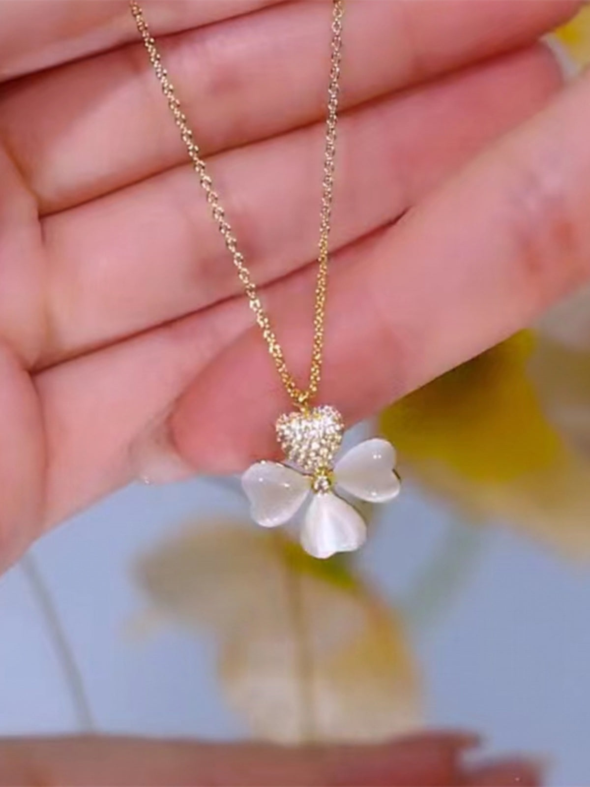 Collar de ojo de gato con flor de cuatro hojas