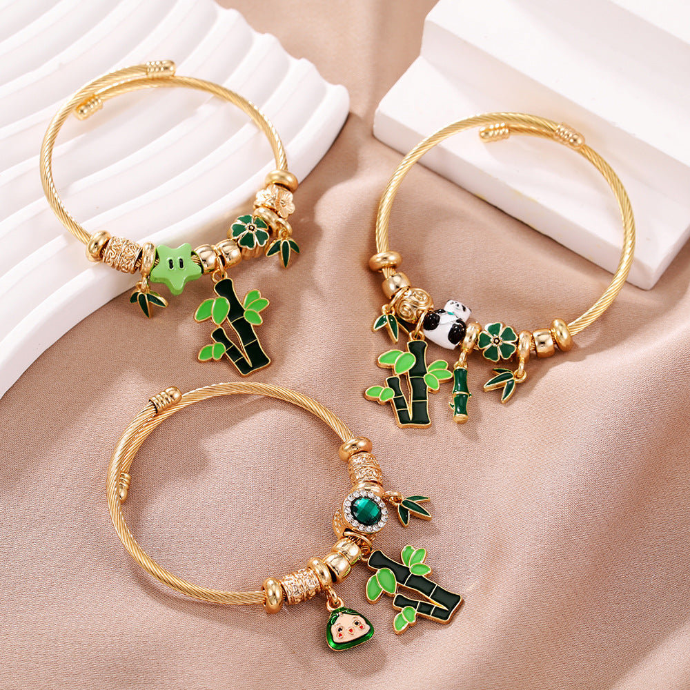 Offenes Armband aus goldenem Edelstahl mit grünem Reisknödel-Bambus-Anhänger