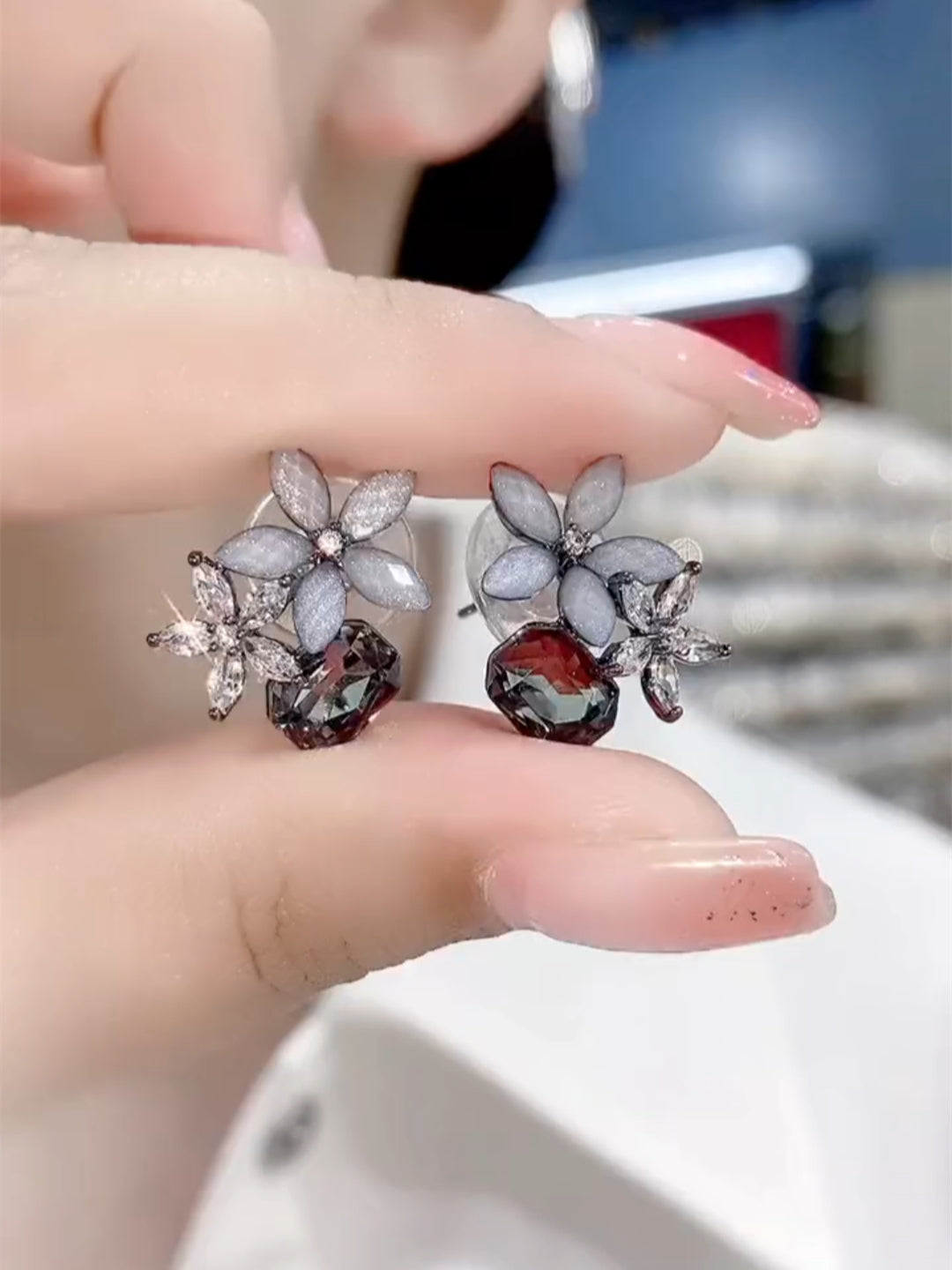 Exquisitos pendientes pequeños de flores de circonita