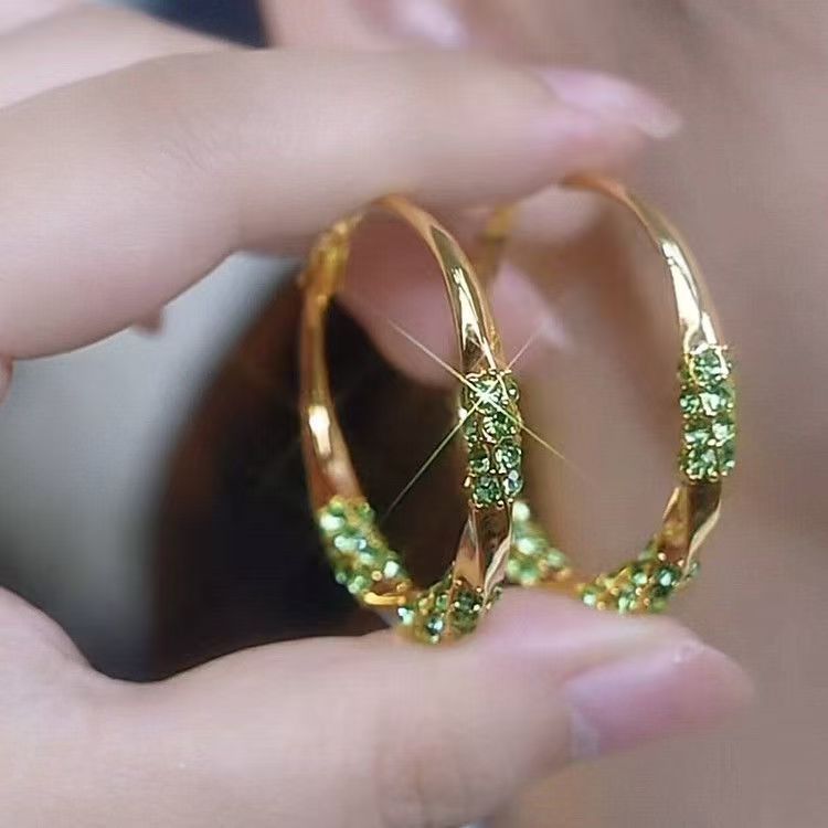 Elegantes pendientes de aro de circonita redonda para uso diario