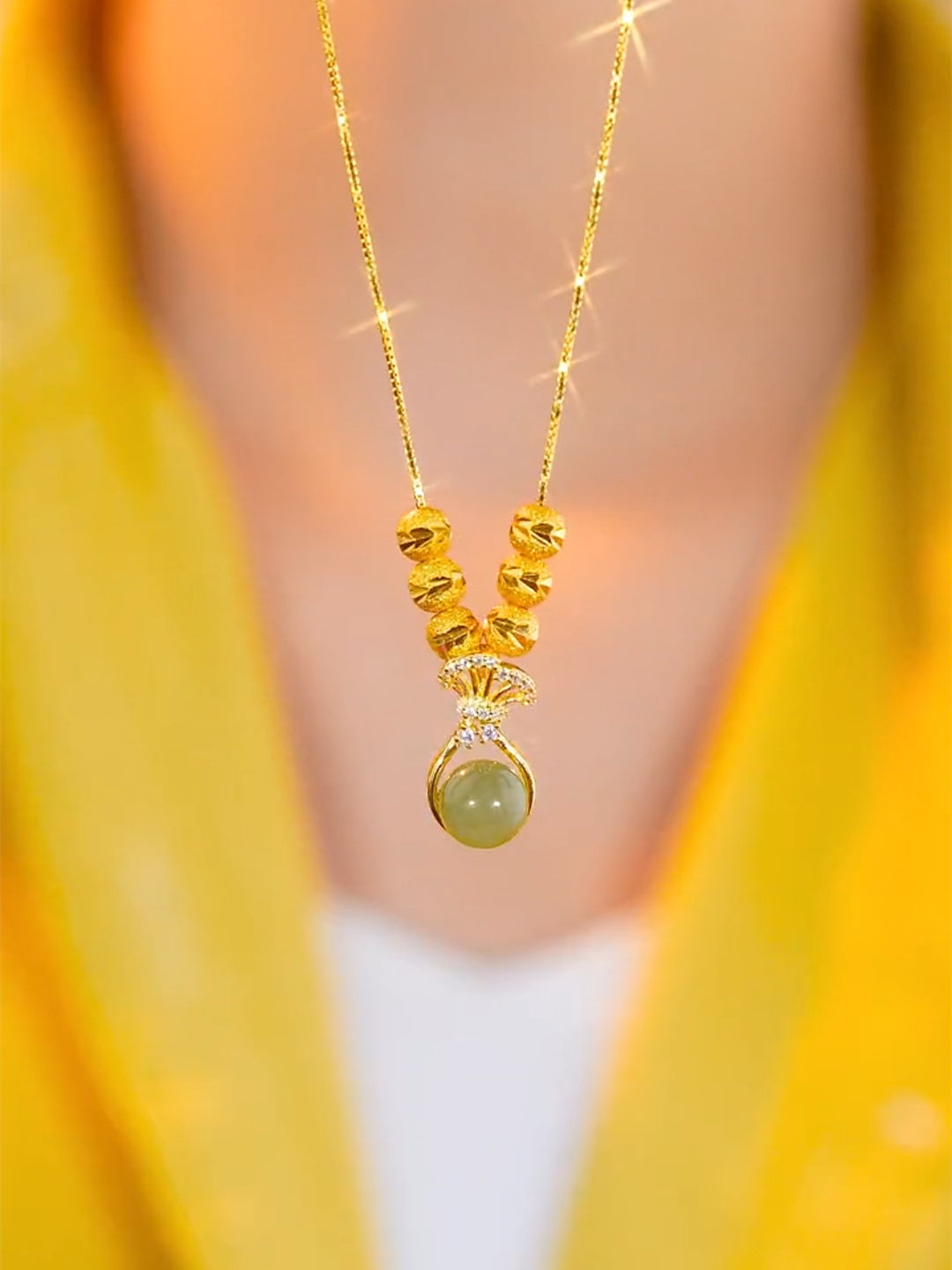 Collar de cuentas de la suerte doradas y verdes para mujer