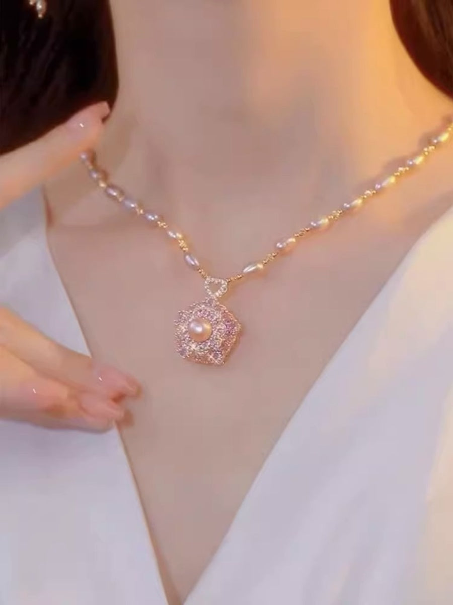Collar de perlas con colgante de flores