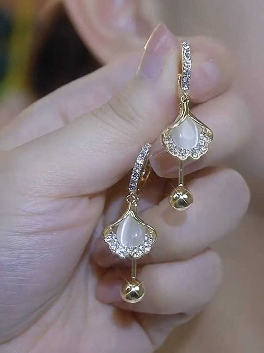 Fashionable And Elegant Cat's Eye Ginkgo Leaf Earrings