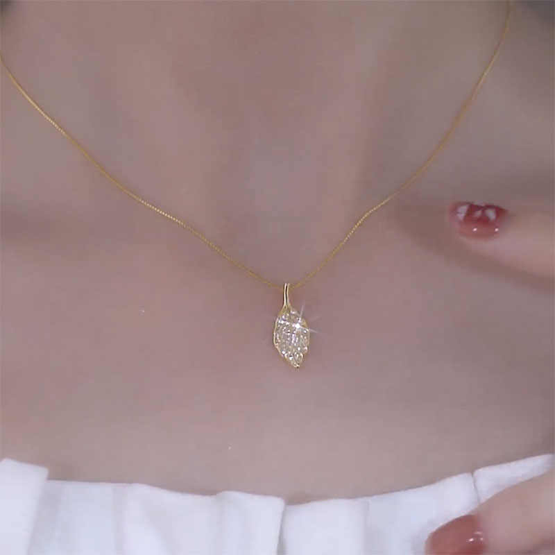 Light Luxury, Niche, and Sophisticated Leaf Choker Necklace for Women