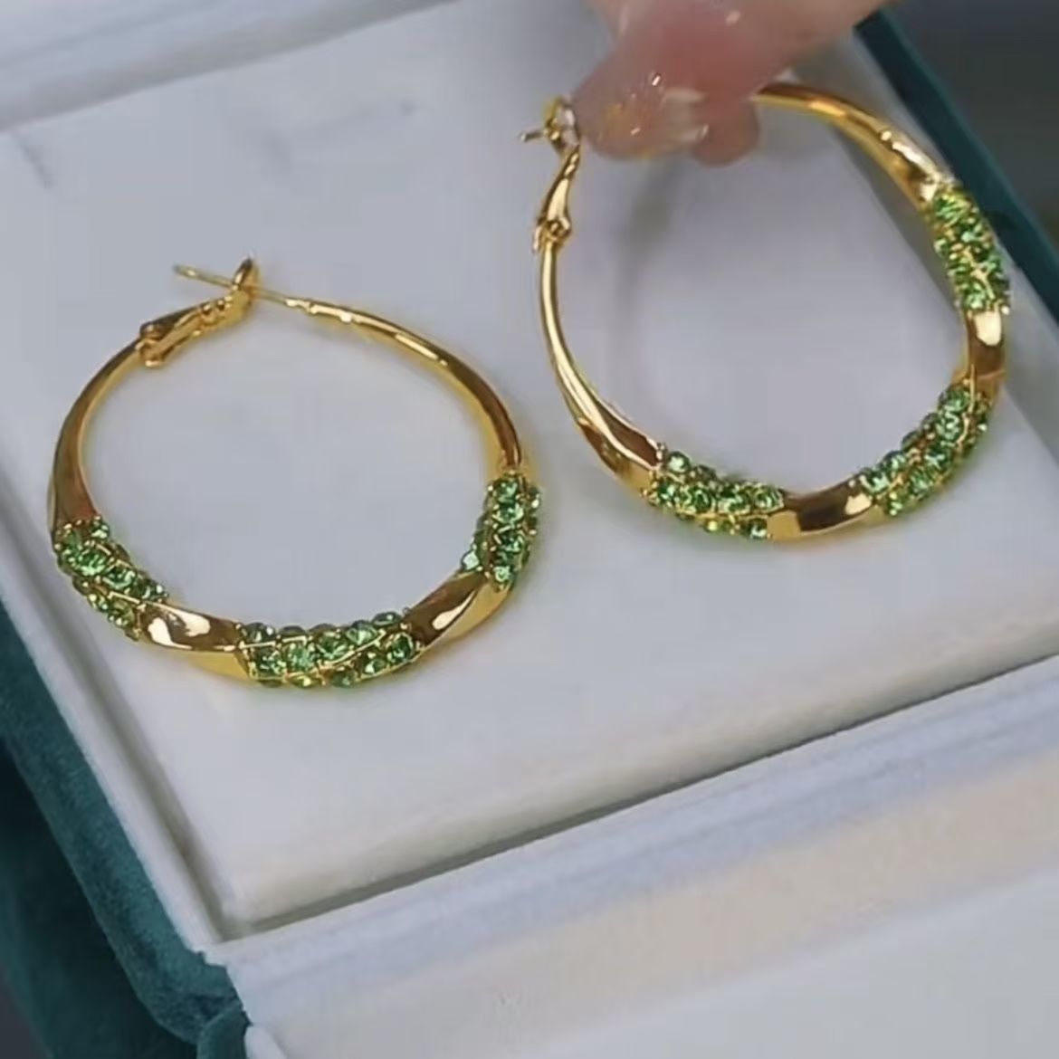 Elegantes pendientes de aro de circonita redonda para uso diario
