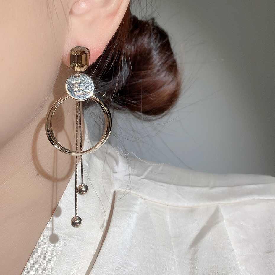 Pendientes largos de perlas con borlas en círculo y diamantes asimétricos