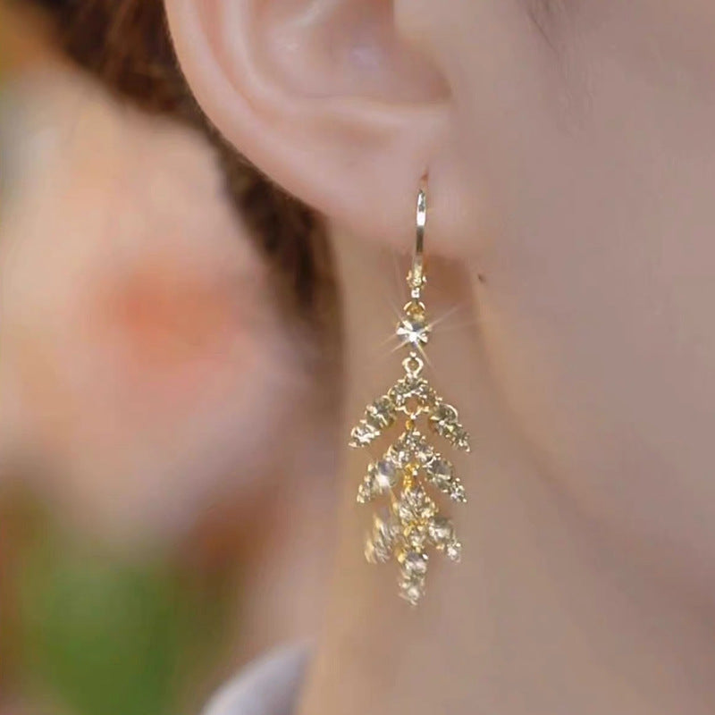 Pendientes con borlas de hojas marrones y diamantes superbrillantes