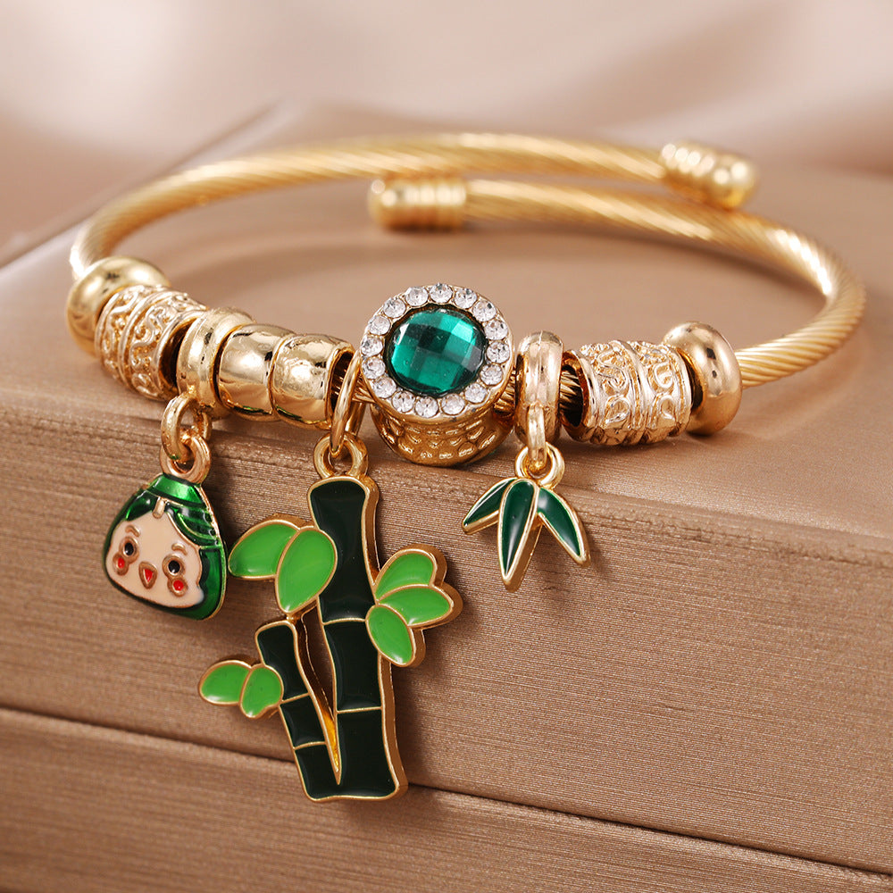 Offenes Armband aus goldenem Edelstahl mit grünem Reisknödel-Bambus-Anhänger
