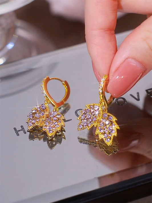 Exquisitos y modernos pendientes de hoja de diamante morado