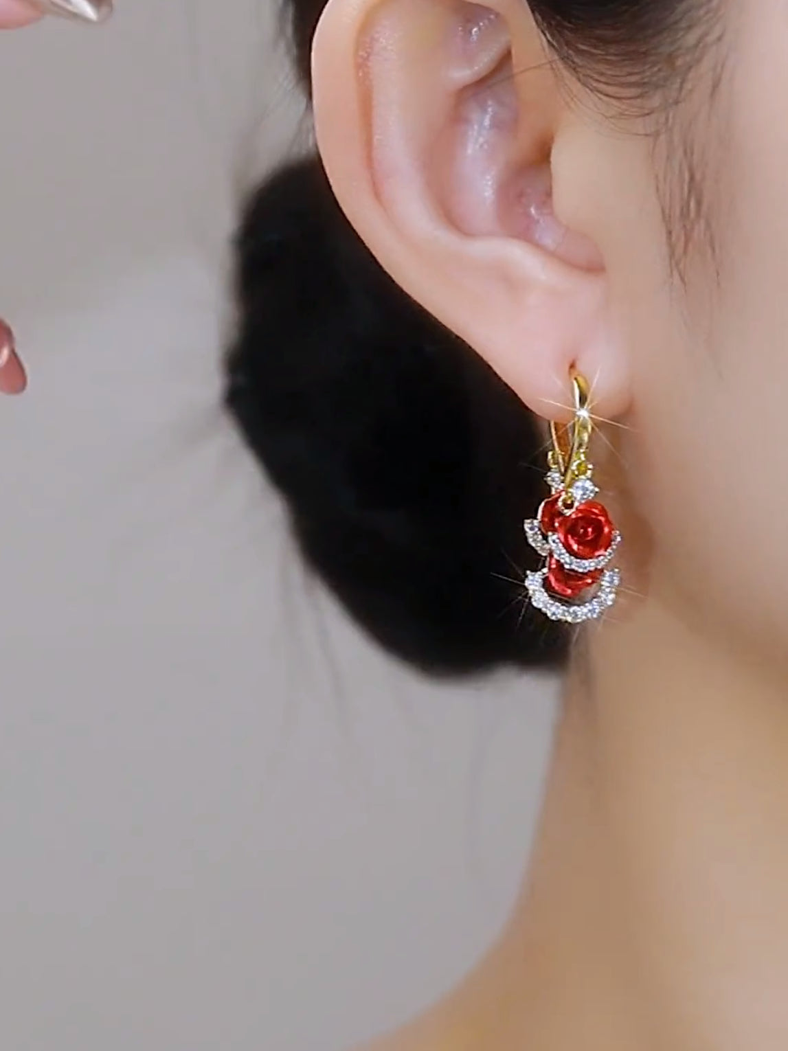 Exquisite funkelnde rote Rosenohrringe Damenaccessoires