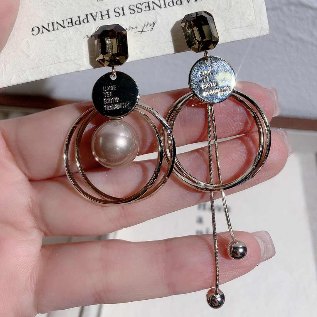 Pendientes largos de perlas con borlas en círculo y diamantes asimétricos