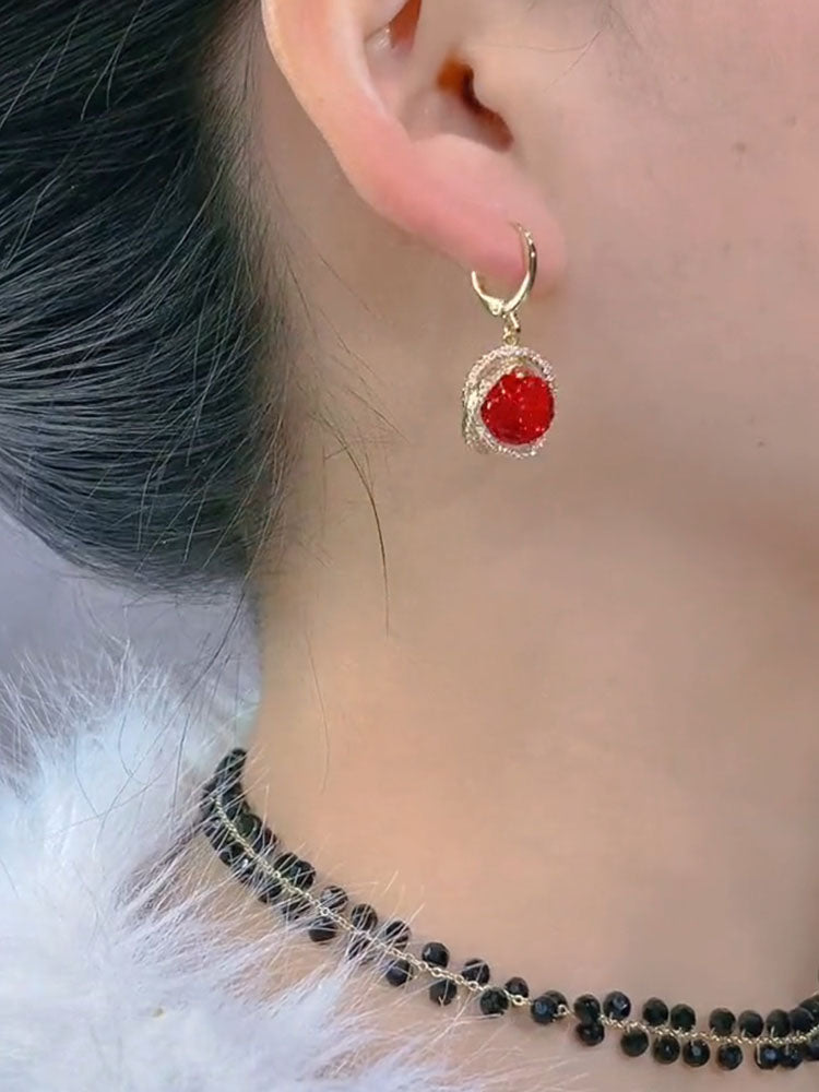 Pendientes de bola de diamante rojo envueltos en diamantes