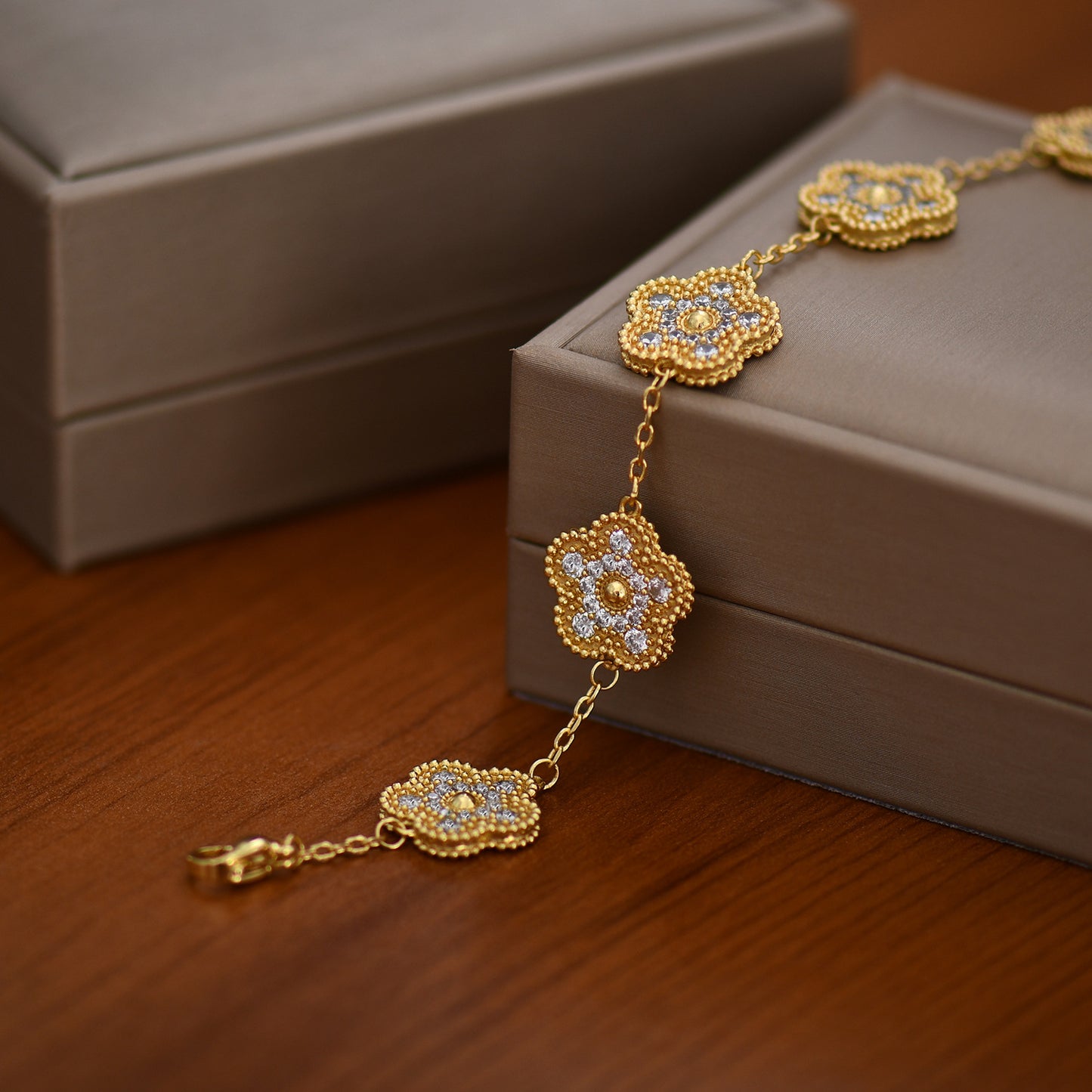 Modischer Zirkon eingelegter Handschmuck für Frauen Beliebtes Liebesarmband mit vierblättrigem Kleeblatt und fünf Blumen