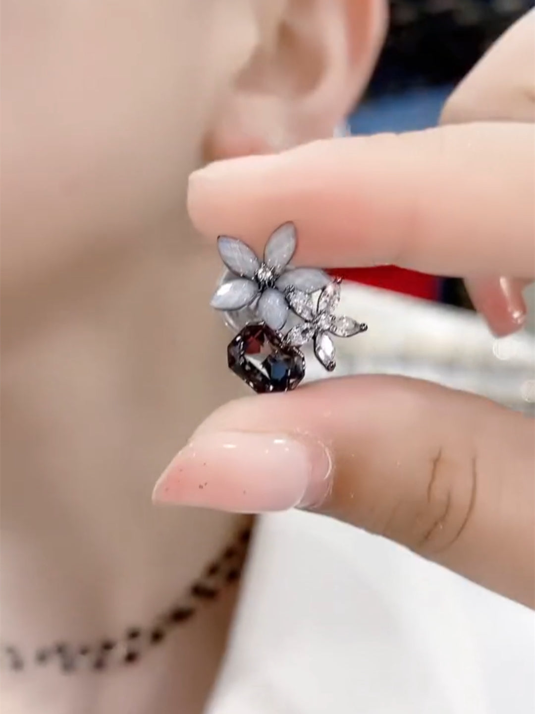 Exquisitos pendientes pequeños de flores de circonita