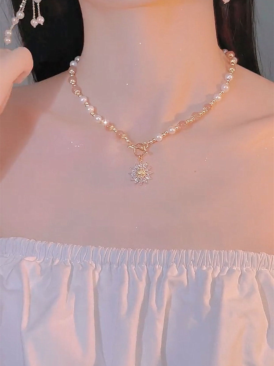 Fashionable Natural Freshwater Pearl Necklace Flower Crystal Clavicle Chain