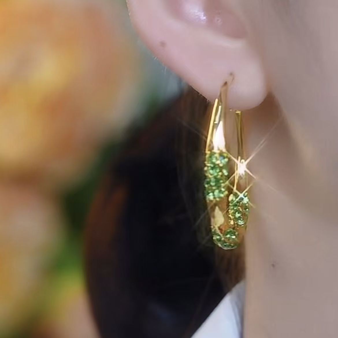 Elegantes pendientes de aro de circonita redonda para uso diario