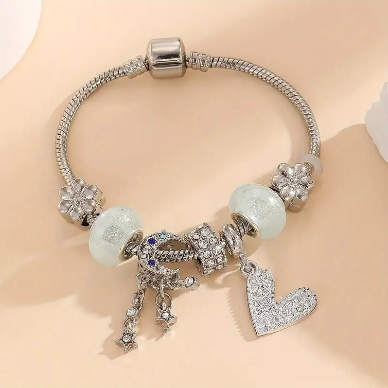Pulsera de corazón con diamantes y cuentas de circonitas en forma de barril y copos de nieve dorados