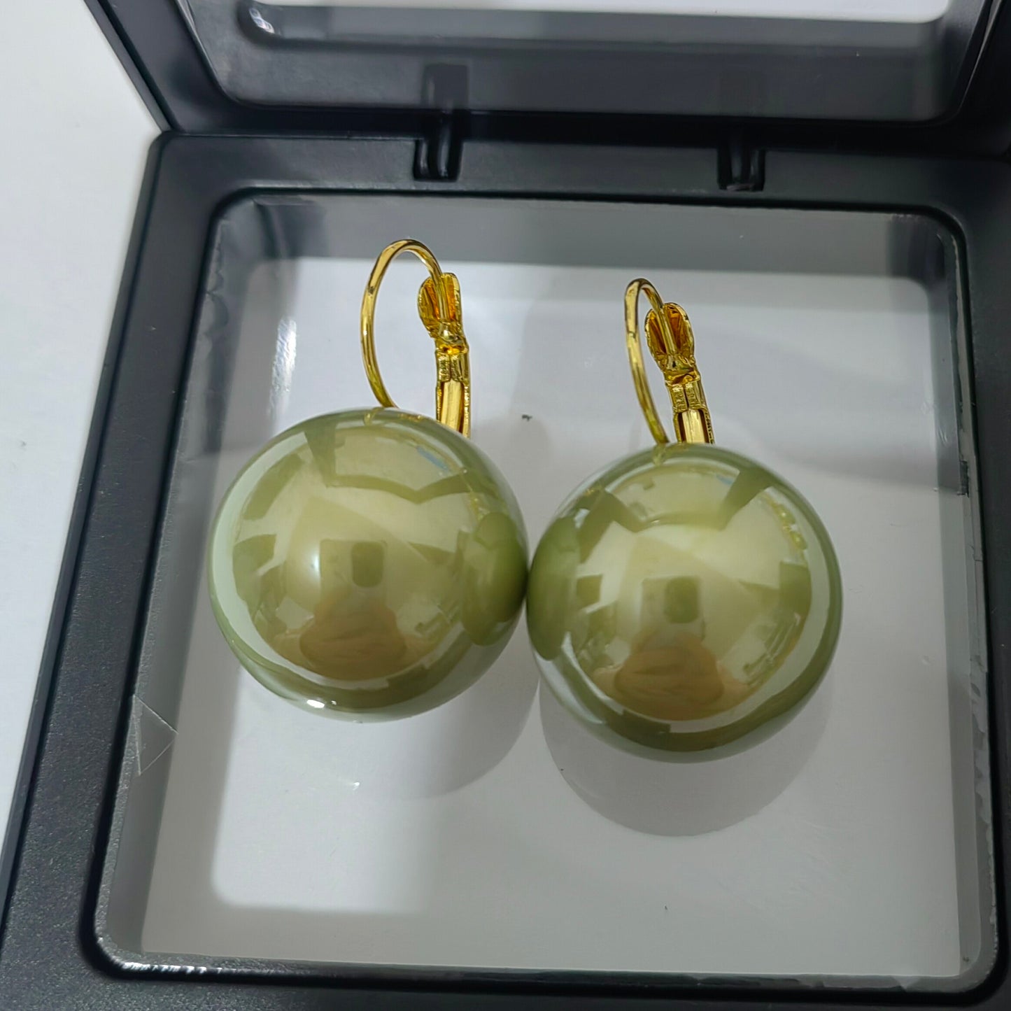 Retro-Style Green Pearl Earrings with a Unique Design