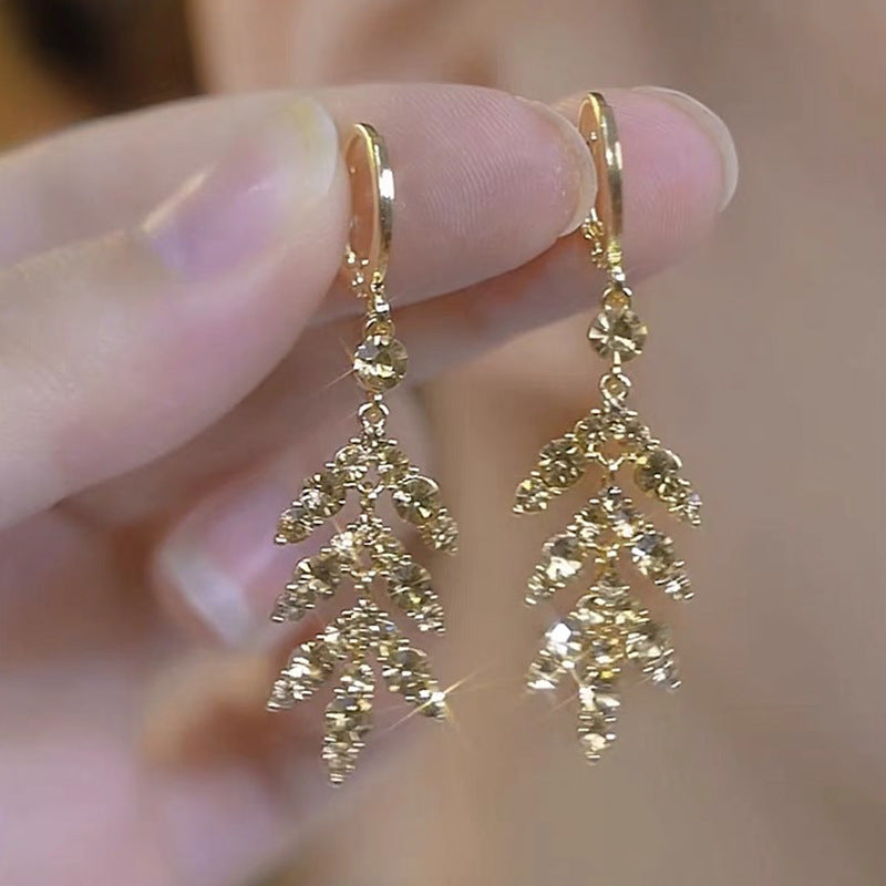 Pendientes con borlas de hojas marrones y diamantes superbrillantes