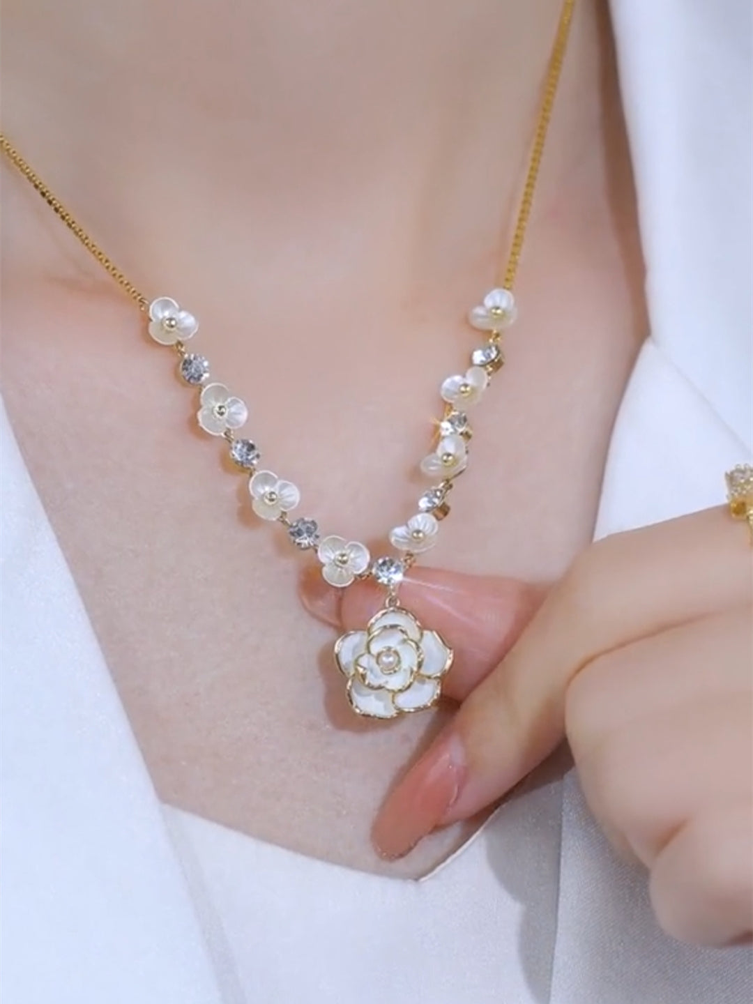 Halskette mit weißem Magnolienblüten-Anhänger, modisches Accessoire