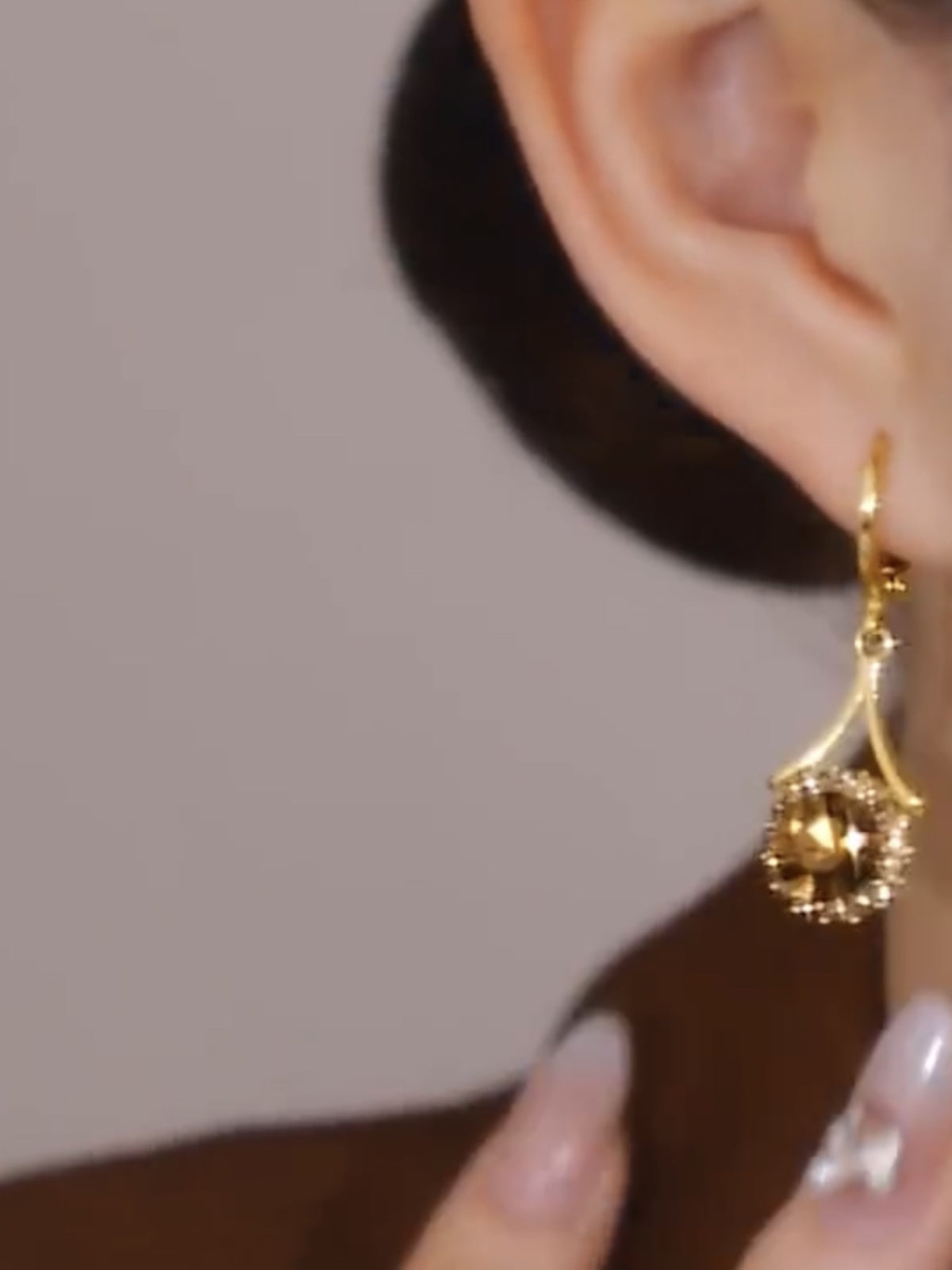 Elegantes pendientes marrones de metal redondo con microincrustaciones de diamantes