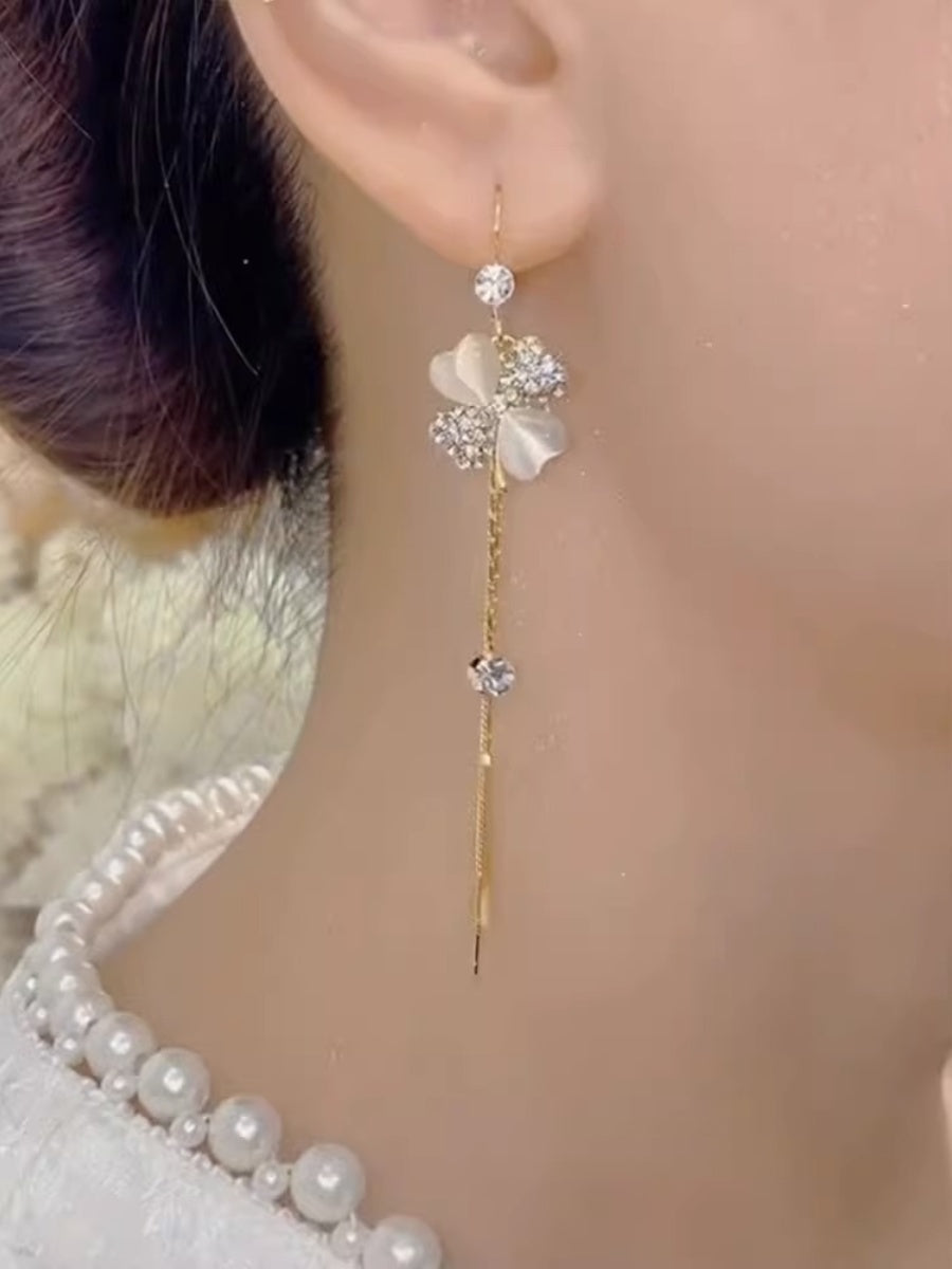 Pendientes largos con borlas de trébol de cuatro hojas