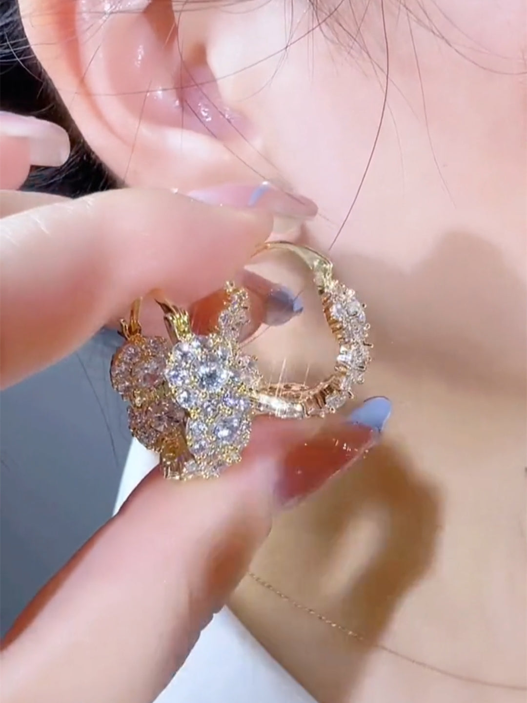 Pendientes de aro pequeños con circonitas brillantes