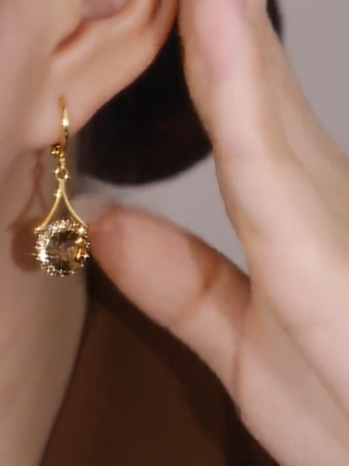 Elegantes pendientes marrones de metal redondo con microincrustaciones de diamantes