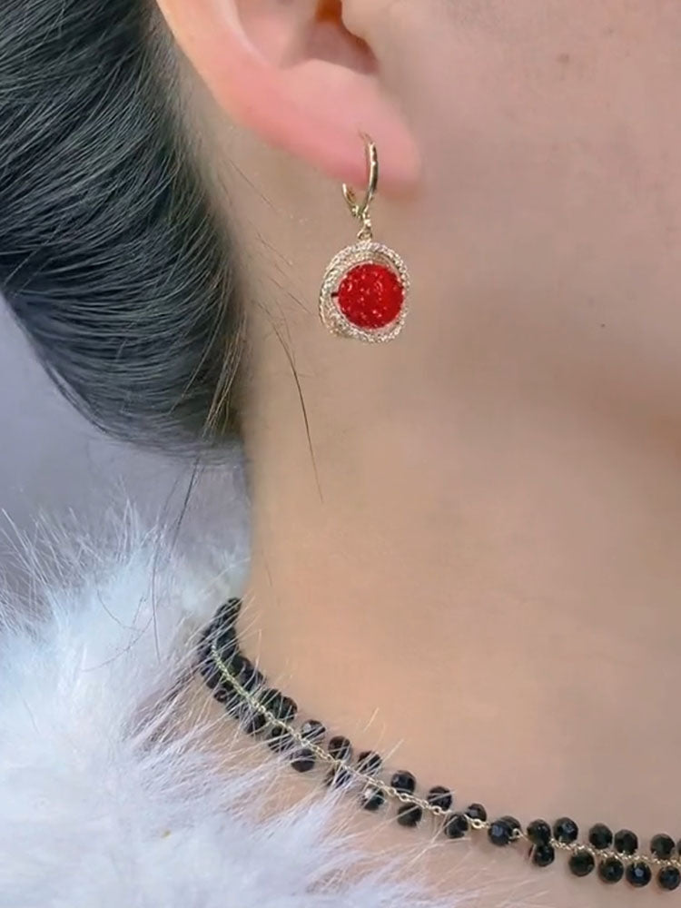 Pendientes de bola de diamante rojo envueltos en diamantes